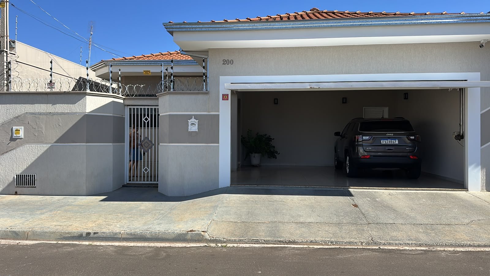 casa com 3 quartos . 2 banheiros